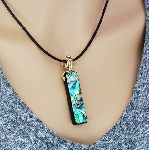 You are currently viewing The Perfect Accessory: Why You Need a Wire Wrapped Abalone Shell Bar Necklace in Your Jewelry Collection