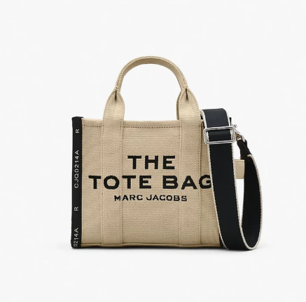 Read more about the article The Jacquard Small Tote Bag: A Perfect Blend of Functionality and Fashion