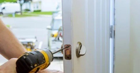Read more about the article Why Choose a Local Cape Coral Locksmith for Emergencies?