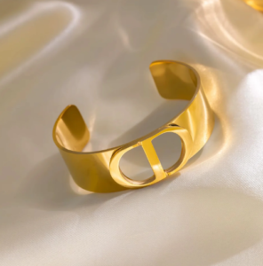 Read more about the article Elegance Redefined: The Roma CC Gold Plated Bangle for Every Occasion