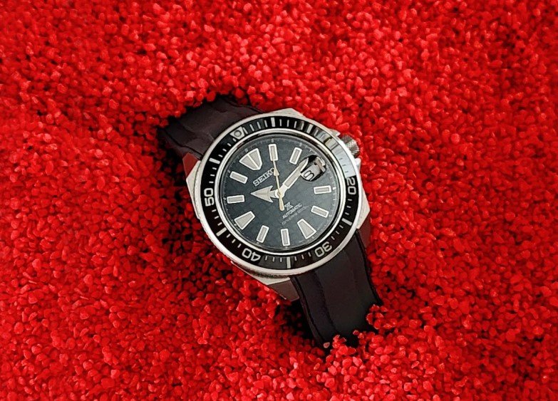 Read more about the article The Versatility and Durability of Rubber Straps in Everyday Use