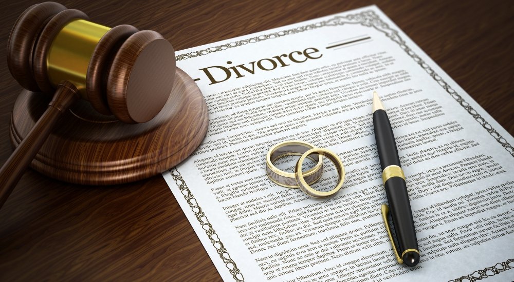 Read more about the article What Is the Difference Between a Divorce Lawyer and a Mediator