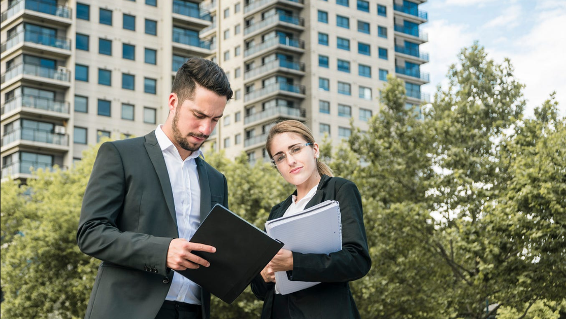 You are currently viewing The Complete Guide to Hiring a Real Estate Lawyer in Mississauga