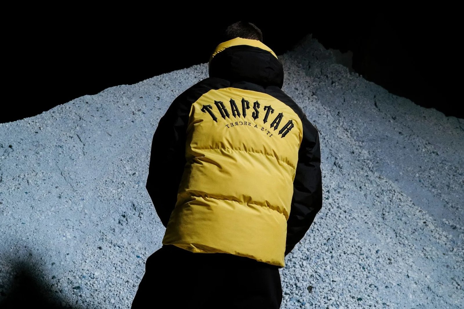 Read more about the article Trapstar Jacket: A Bold Statement in Streetwear Fashion