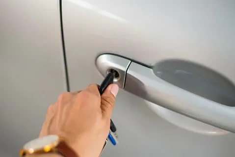 Read more about the article What Does an Auto Locksmith Do and When Should You Call One?