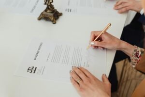 Read more about the article Complete Step-by-Step Guide: How Divorce Lawyers Handle Property Division