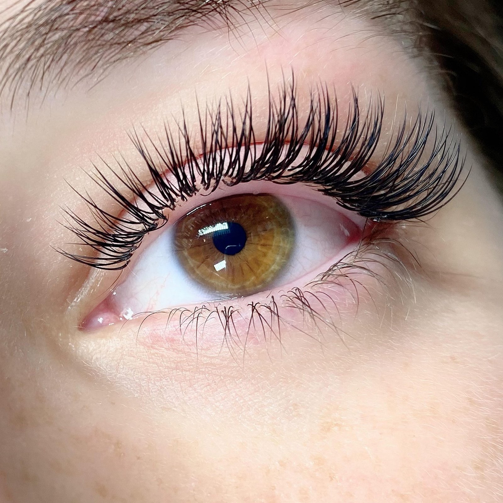 You are currently viewing How Long Do Hybrid Lash Extensions Last? Maintenance Guide
