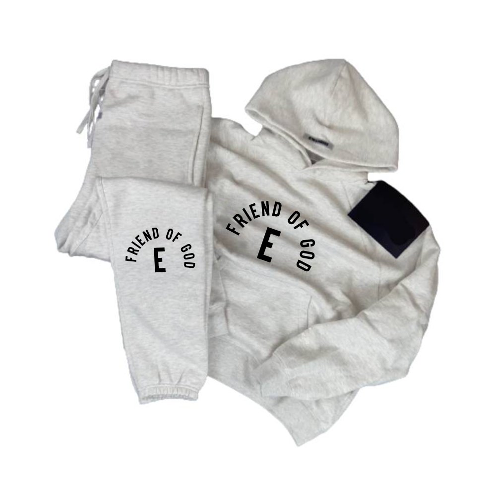 Read more about the article How to Dress Up Your Essential Hoodie for a Smart Casual Look