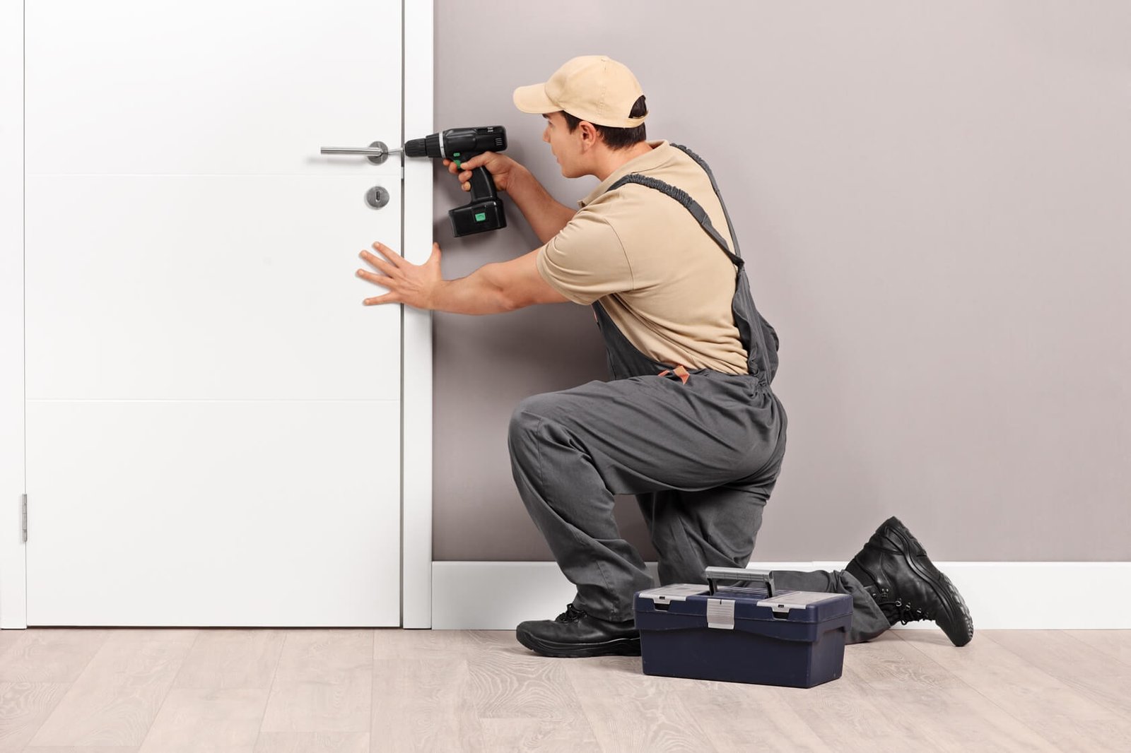 Read more about the article Lost Apartment Keys Late at Night? Dubai Locksmiths Respond Instantly