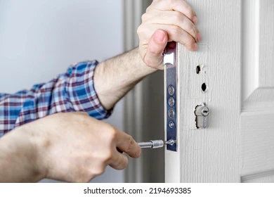 You are currently viewing Locked Out, Moving In, or Upgrading Security? 9 Reasons Phoenix Residents Call Safe Locksmith AZ