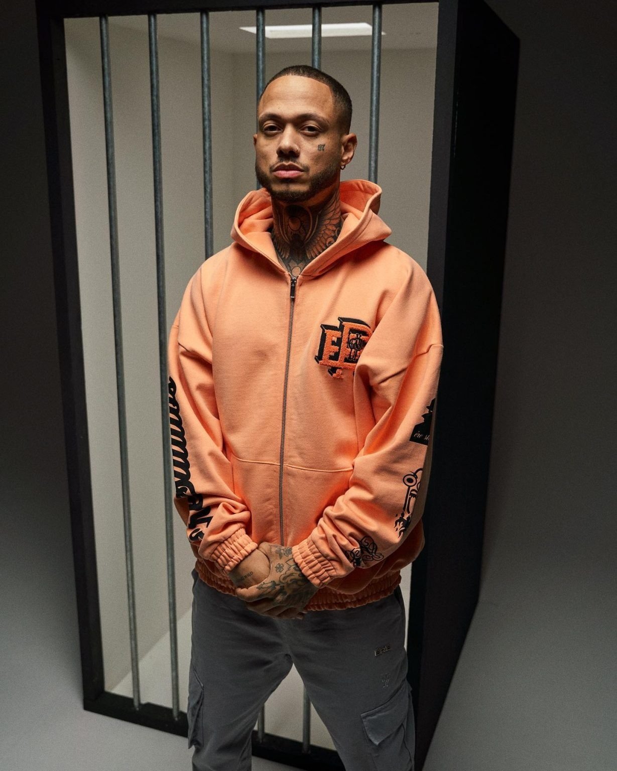 Read more about the article Ere Studios Hoodie: The Perfect Blend of Modern Design and Minimalist Comfort