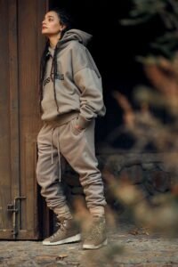 Read more about the article Essentials Tracksuit: The Modern Streetwear Uniform