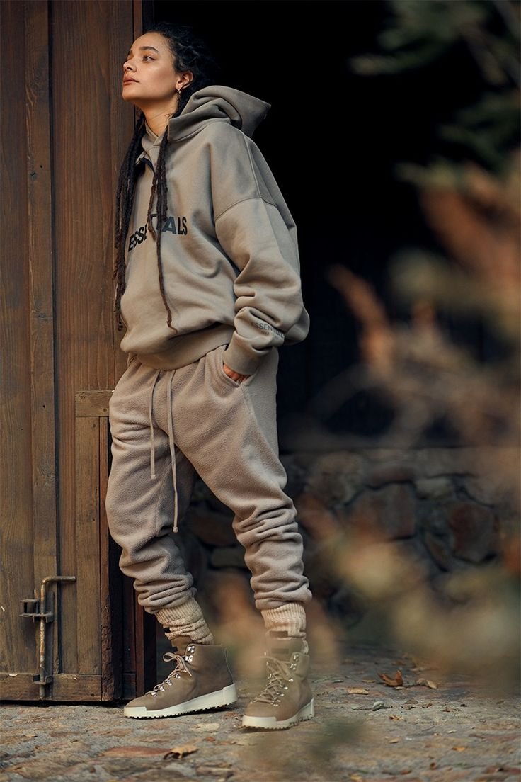 You are currently viewing Essentials Tracksuit: The Modern Streetwear Uniform