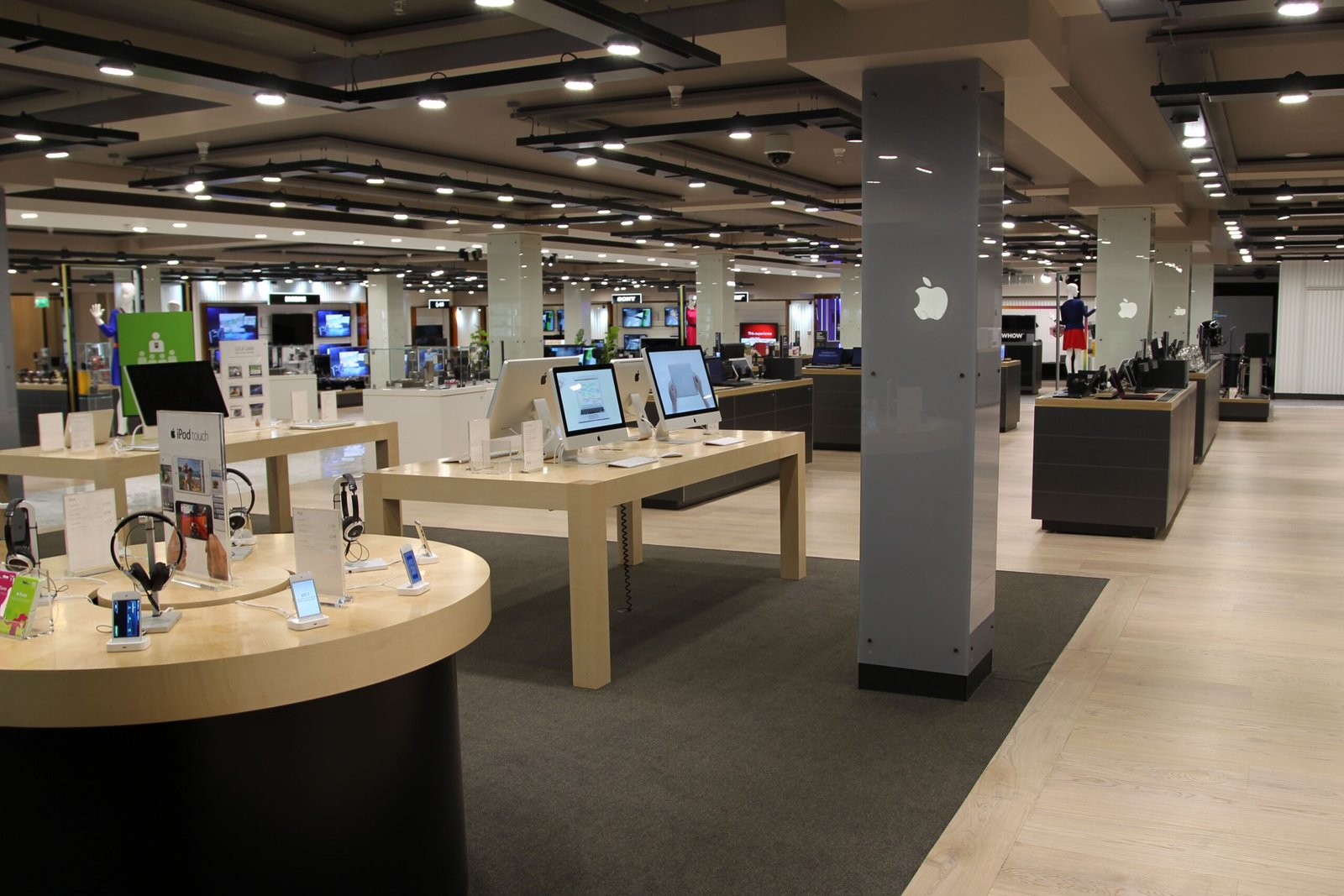 Read more about the article Your Smart Choice in 2025: The Rise of Refurbished Electronics UAE