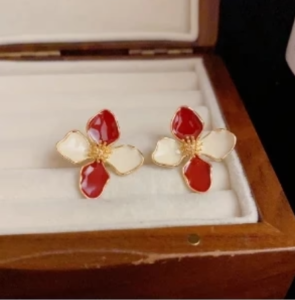 Read more about the article Timeless Elegance: Discover the Allure of Vintage Gold Flower Earrings