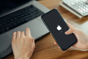 Read more about the article What Are the Common Challenges Faced During Mobile App Development in Abu Dhabi?