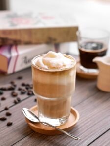 Read more about the article Coffee & Coconuts: Transformasi Sinema Era 1920-an Menjadi Destinasi Kopi Ikonik Amsterdam