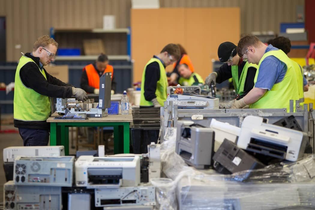 You are currently viewing What is the Best Way to Dispose of Old Electronic Devices?