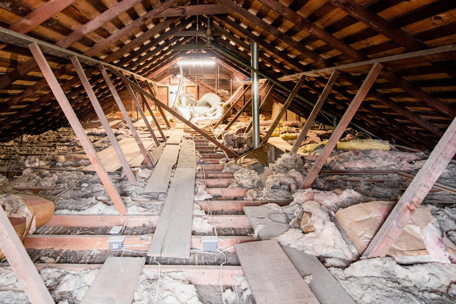 You are currently viewing Attic Cleanout Specialists for a Fresh Usable Space