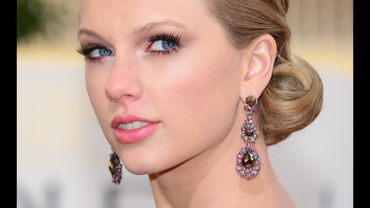 You are currently viewing Iconic Earrings Worn by Fashion Icons Through the Years