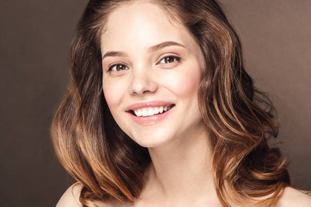 You are currently viewing Does Hollywood Smile Design Include Veneers or Crowns?