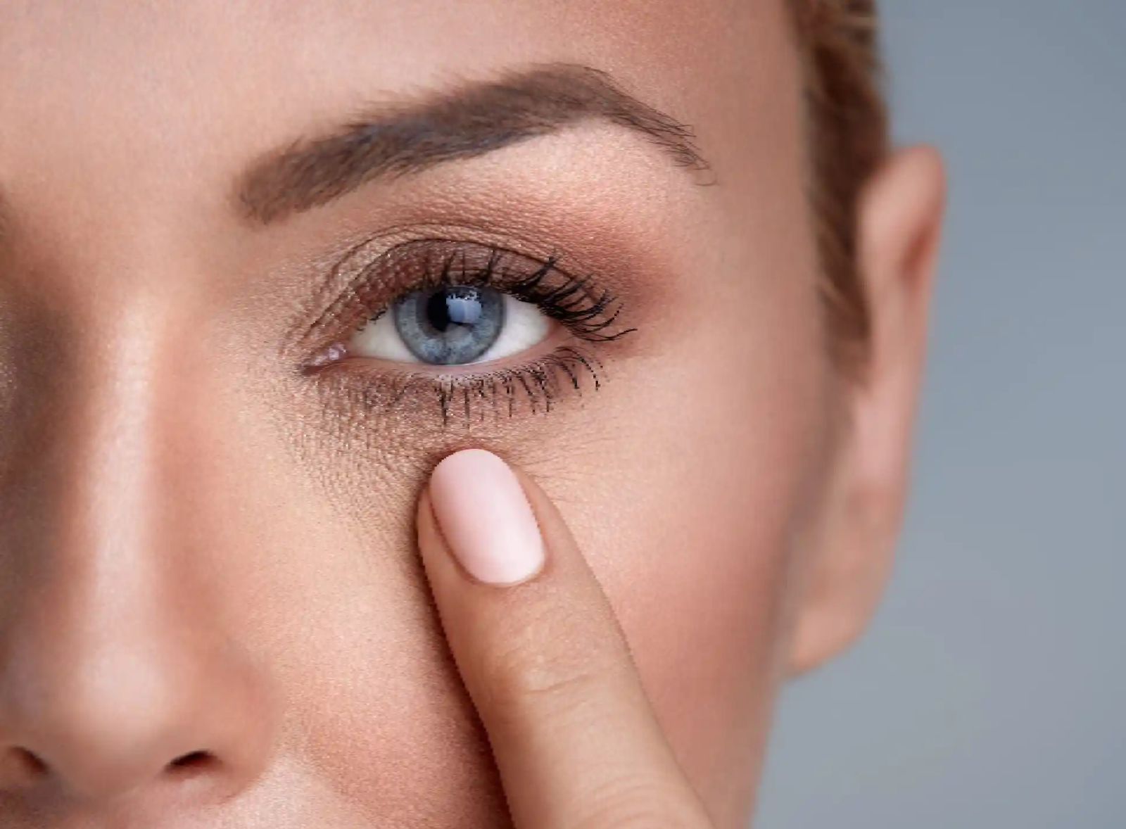 You are currently viewing How Blepharoplasty Restores Youthful Eyes