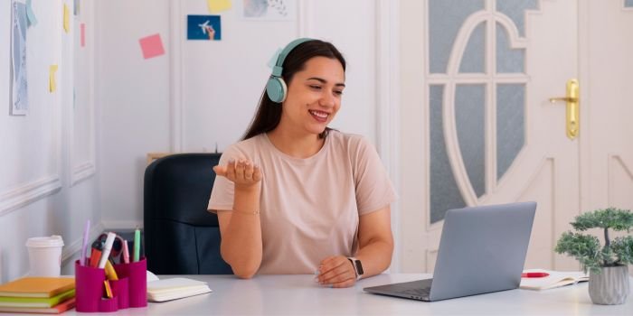 Read more about the article Daily Habits That Help You Improve English Speaking Naturally