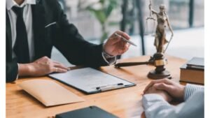 Read more about the article Juridisk expertis för den moderna arbetsmarknaden: Navigera rätt med specialiststöd