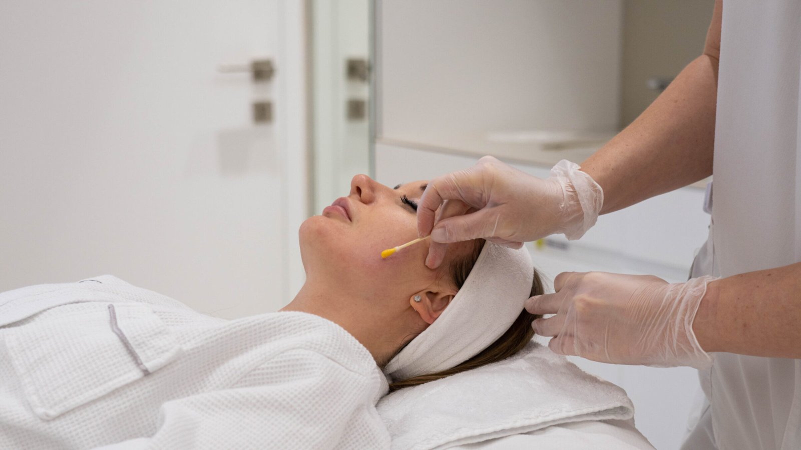 You are currently viewing How Chemical Peels Reduce Fine Lines