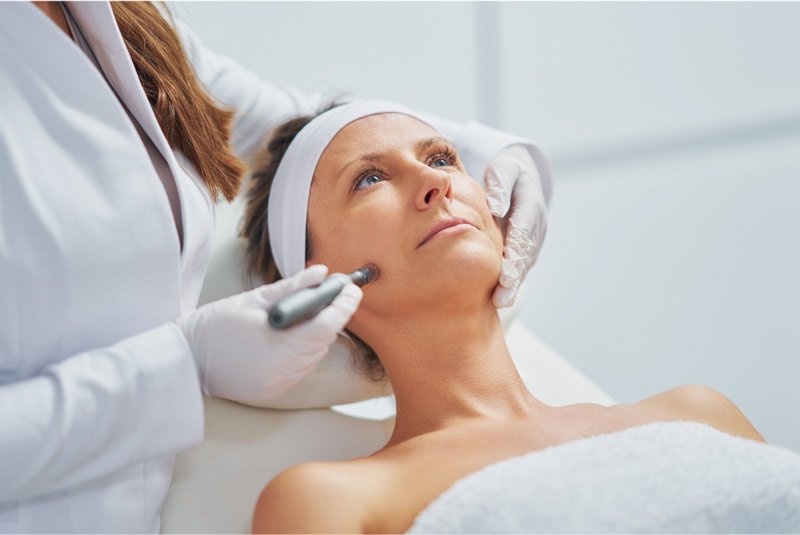 You are currently viewing Is Microneedling Suitable for All Skin Colors