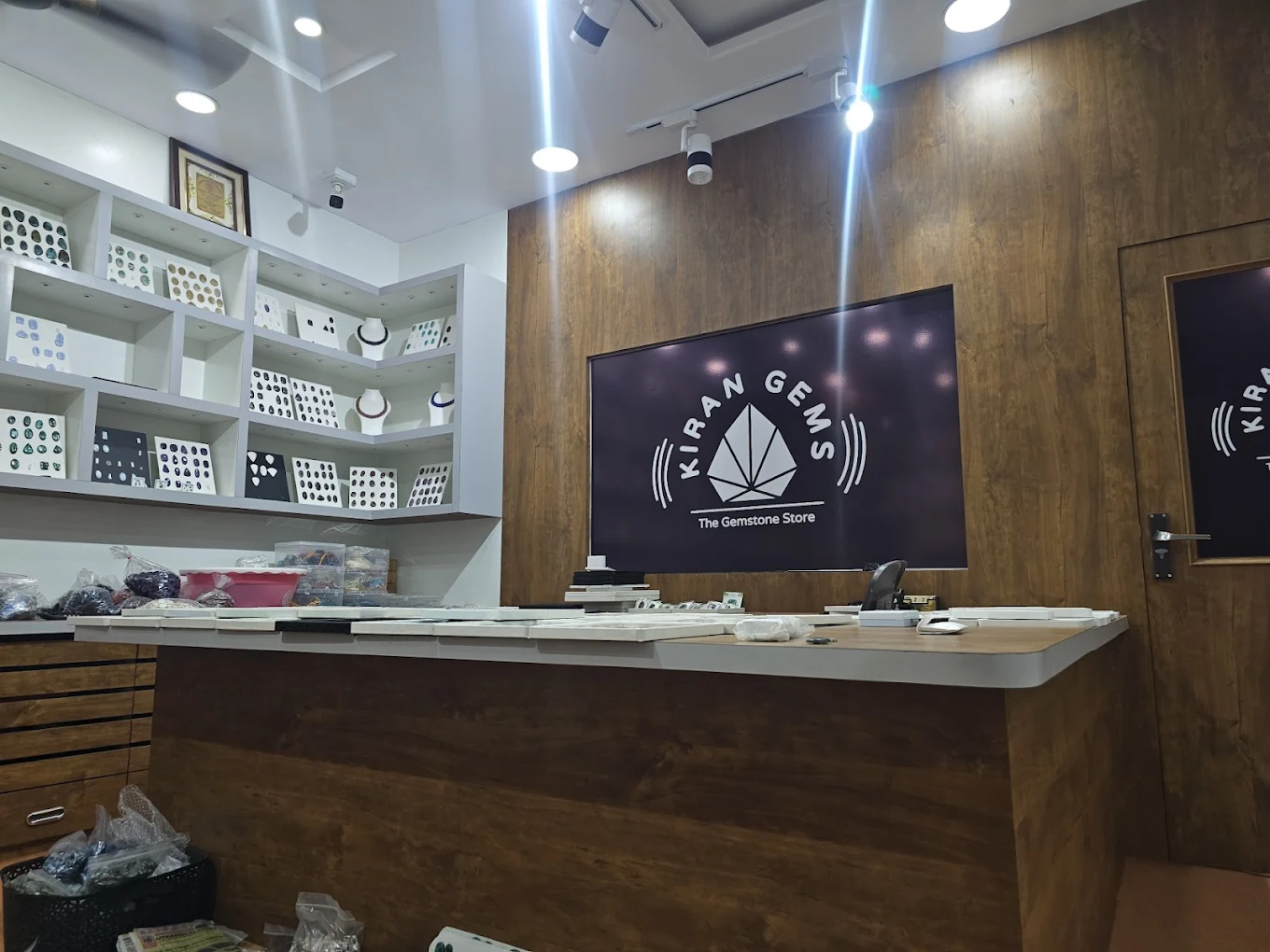 You are currently viewing Moon Shape Gemstone Meaning and Uses