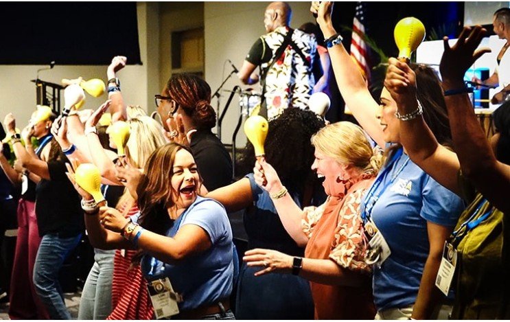 You are currently viewing Keynote Speaker for Corporate Events: Creating Energy, Alignment, and Lasting Impact