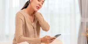 Read more about the article Why Does My Neck Hurt When Using a Phone And How to Fix It?