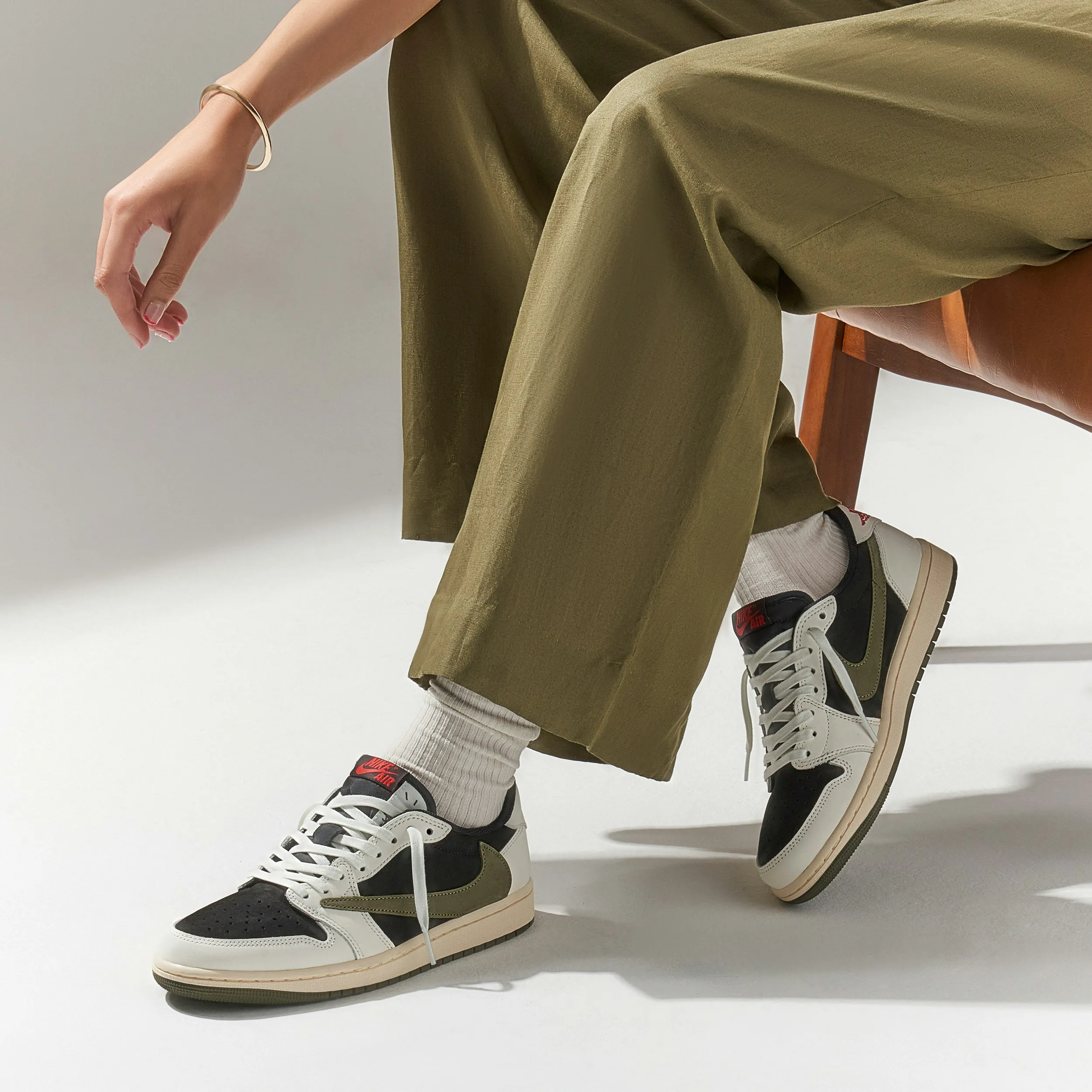 You are currently viewing Travis Scott Shoes: What Makes Them So Expensive in 2026