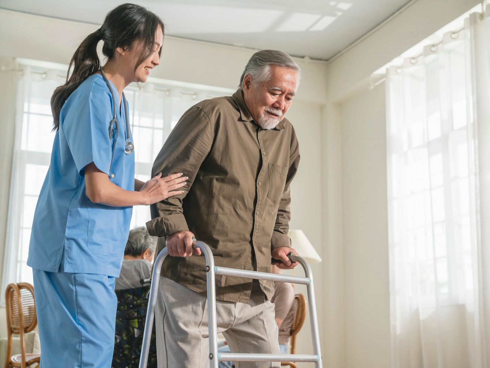 You are currently viewing كيف تدعم الرعاية الخاصة لكبار السن في المنزل الأسر؟