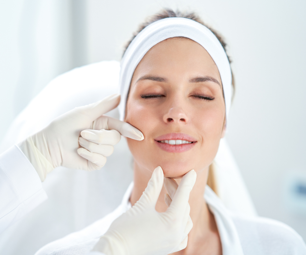 You are currently viewing كيف تُخفي عملية تجميل الأنف بالحقن السائل نتوءات الأنف؟