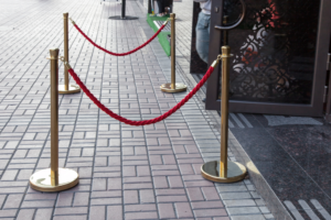 Read more about the article Elegant and Efficient: How Rope Barriers Transform Spaces