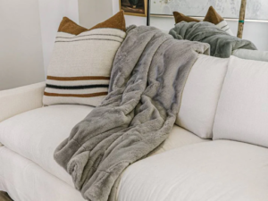 Read more about the article Gray Throw Blankets: A Guide to Materials and Care
