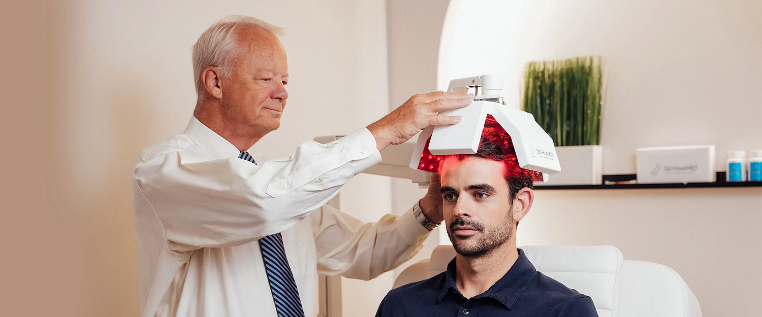 You are currently viewing ماذا يمكن توقعه من جلسات علاج تساقط الشعر بالليزر؟