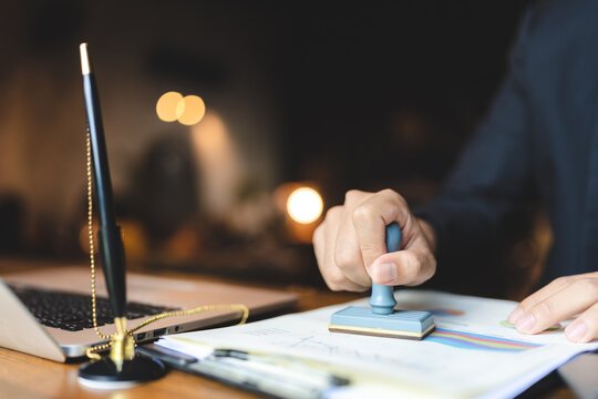 You are currently viewing How to Choose the Right Mobile Notary Service for Your Needs?